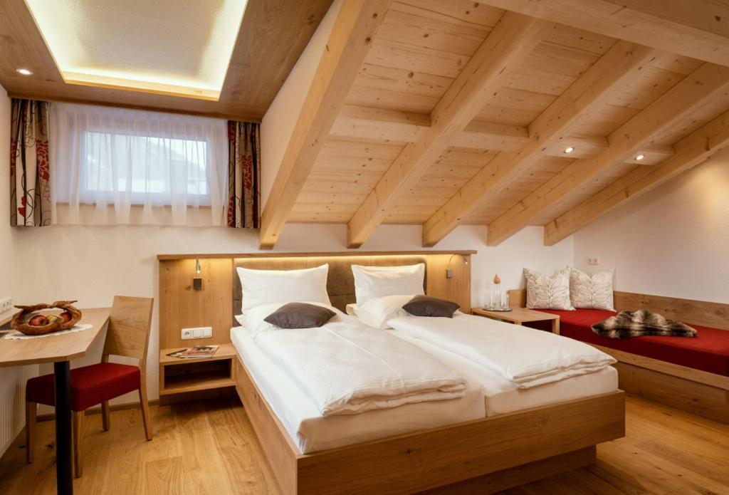 Dorfstube Hotel Holzgau Eksteriør billede